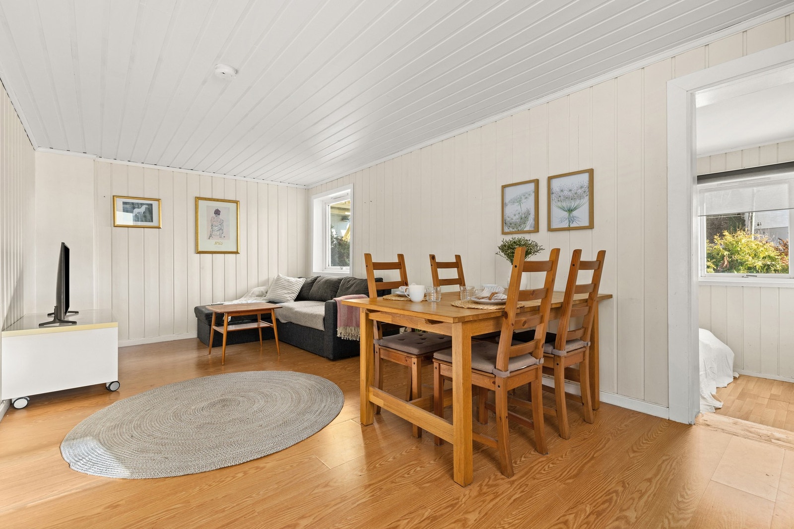 Stuen er luftig og fin med god plass for møblering med sofagruppe og spiseplass. Galleribilde