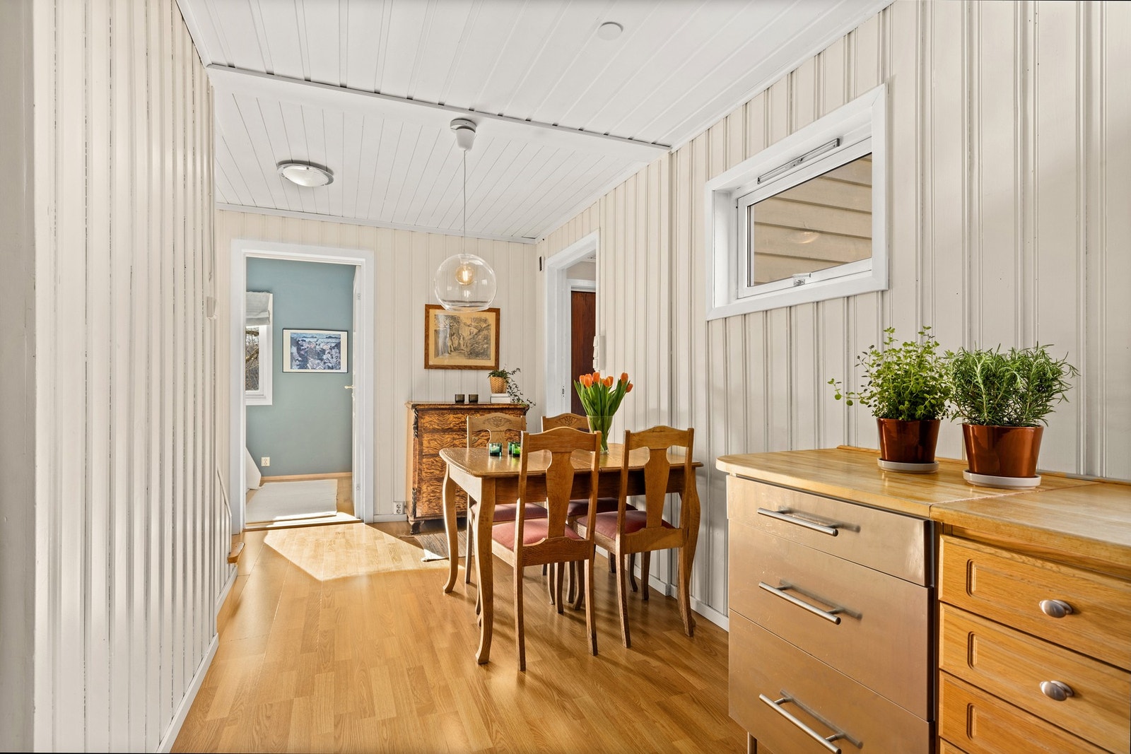 Kjøkken med spiseplass har adkomst fra entré. Galleribilde