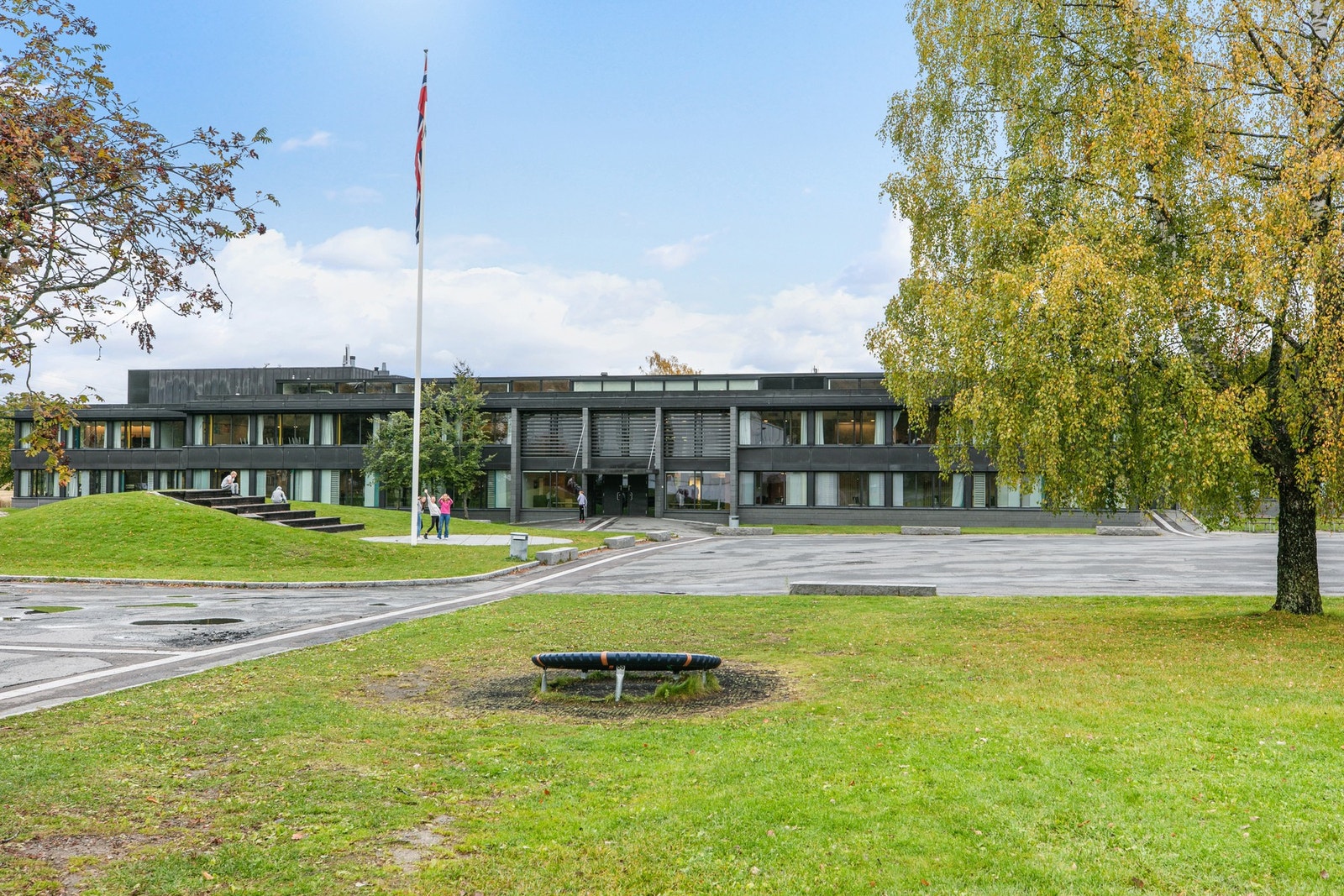 Det er enkel tilgang til Jong skole (900 m) og Jongskollen barnehage. Galleribilde