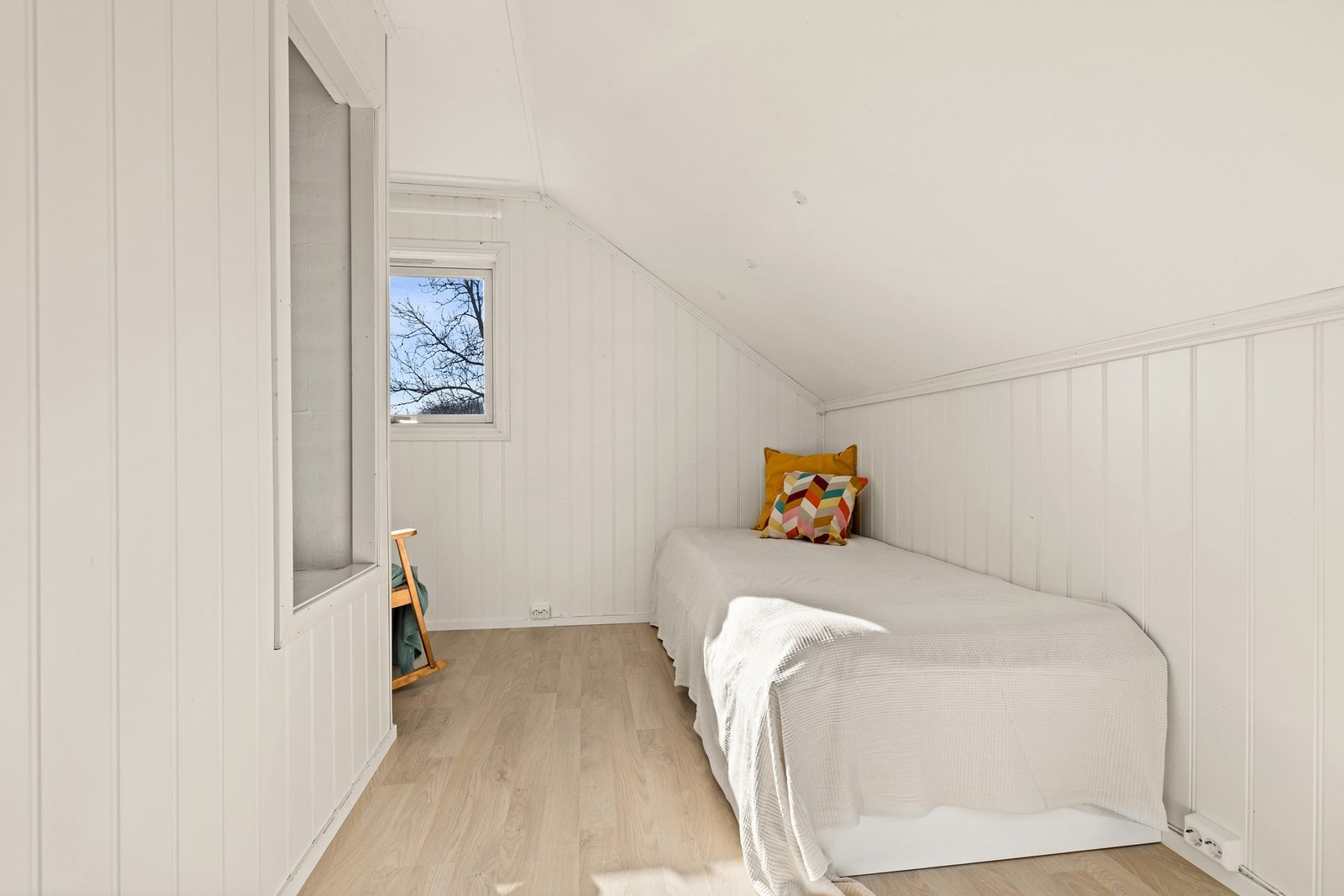 Et neste soverom passer fint til å innredes med enkeltseng og diverse oppbevaringsmøbel. Galleribilde