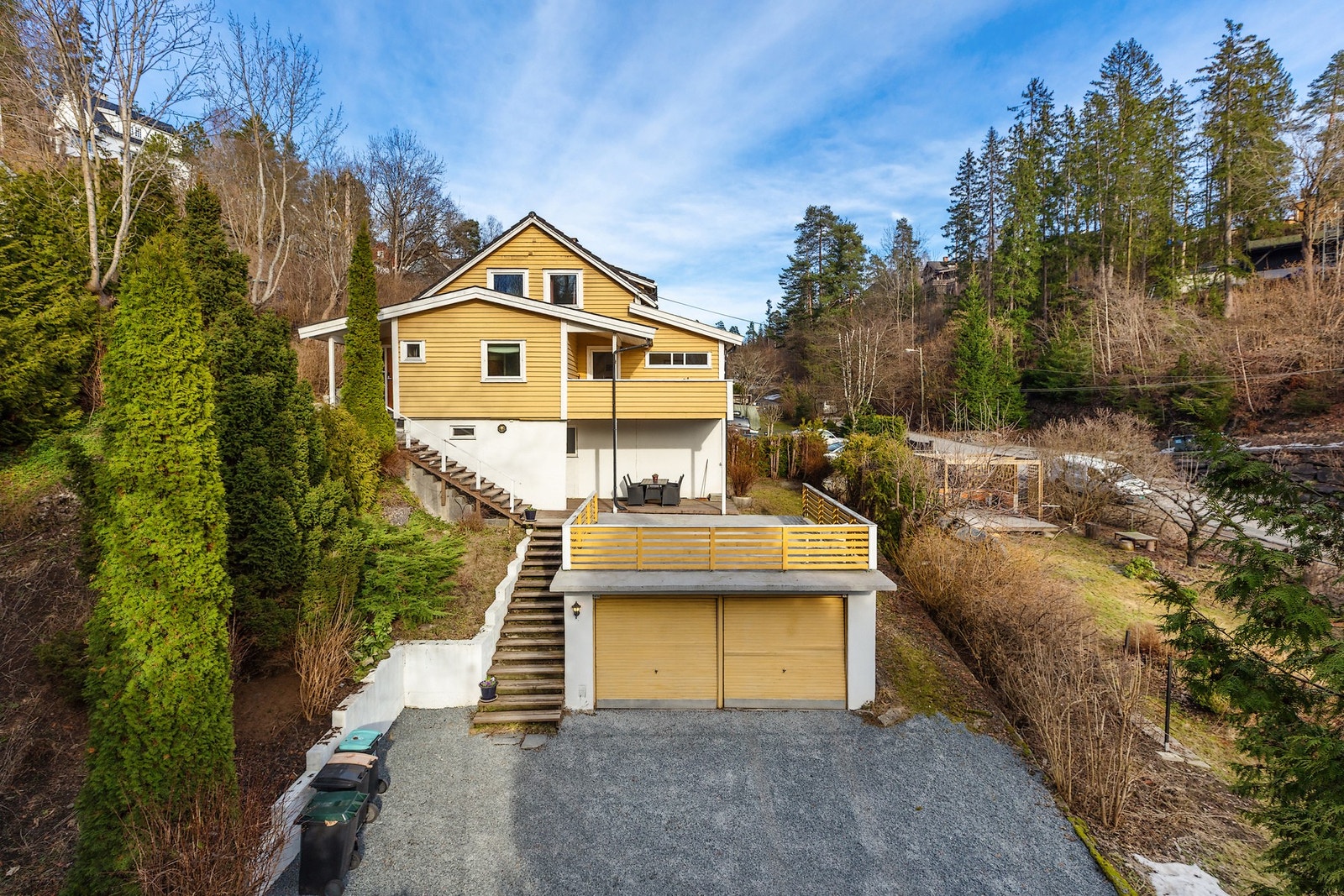 Med boligen følger en frittstående dobbelgarasje på 34 m², oppført i 1977. Galleribilde