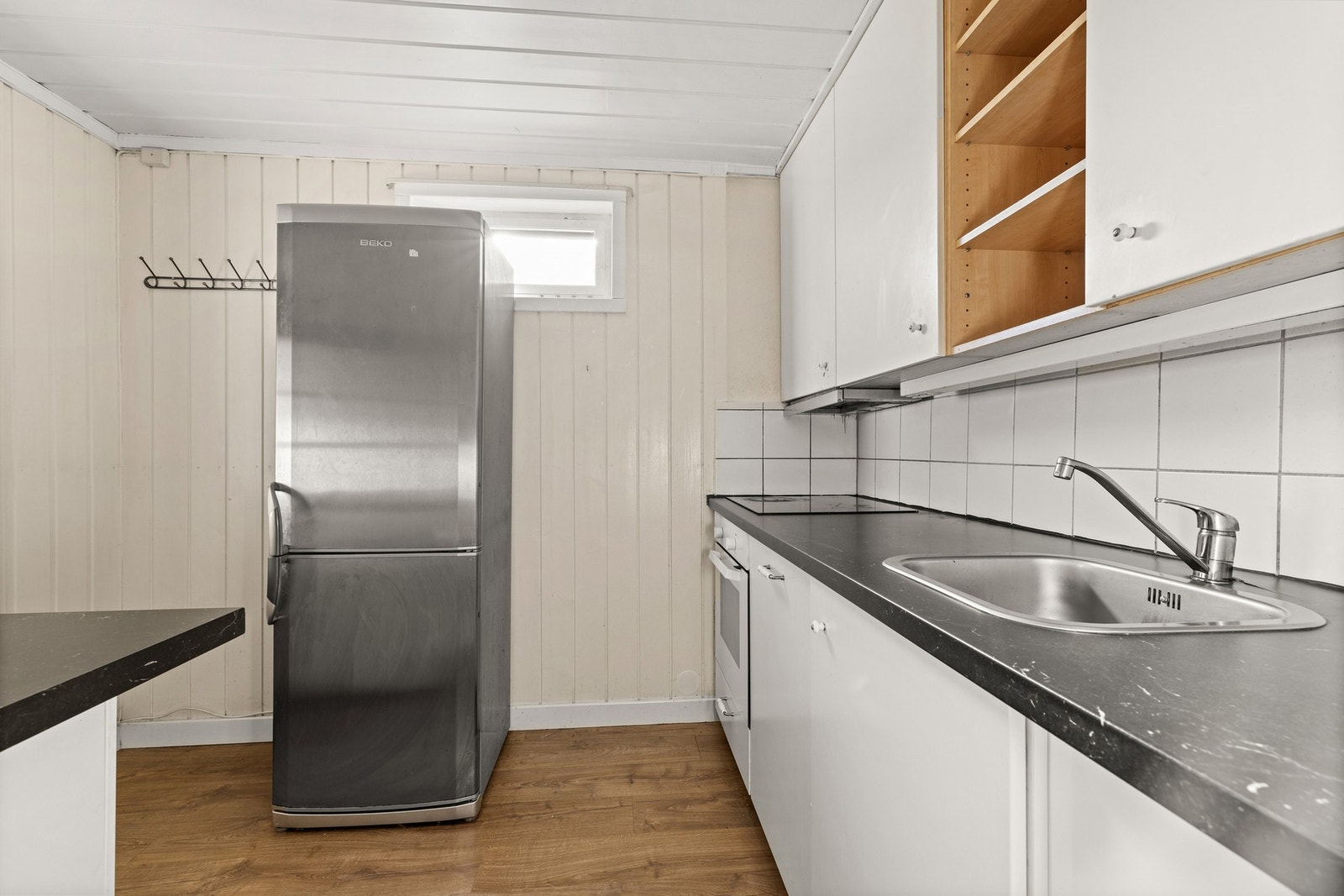 Innredningen er supplert med stekeovn, vannstoppsystem, platetopp og kjøkkenventilator. Galleribilde
