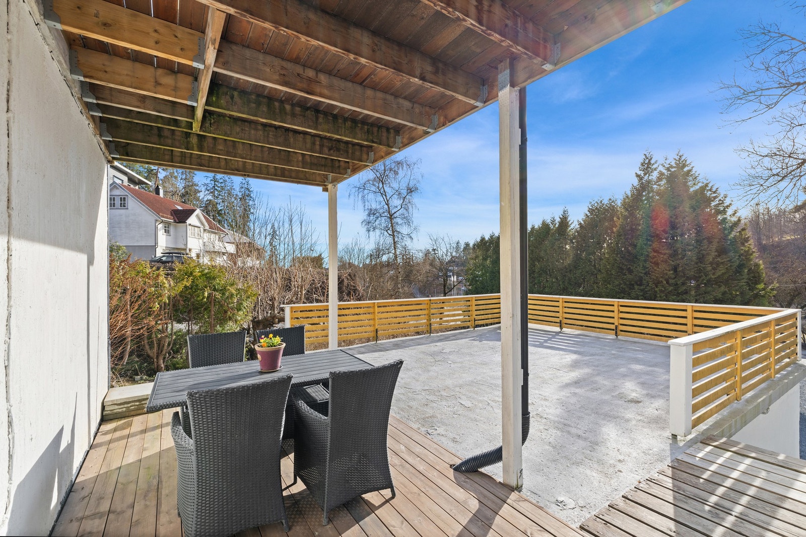 Det er flotte solforhold på ettermiddag og kveld på terrasse og veranda. Galleribilde