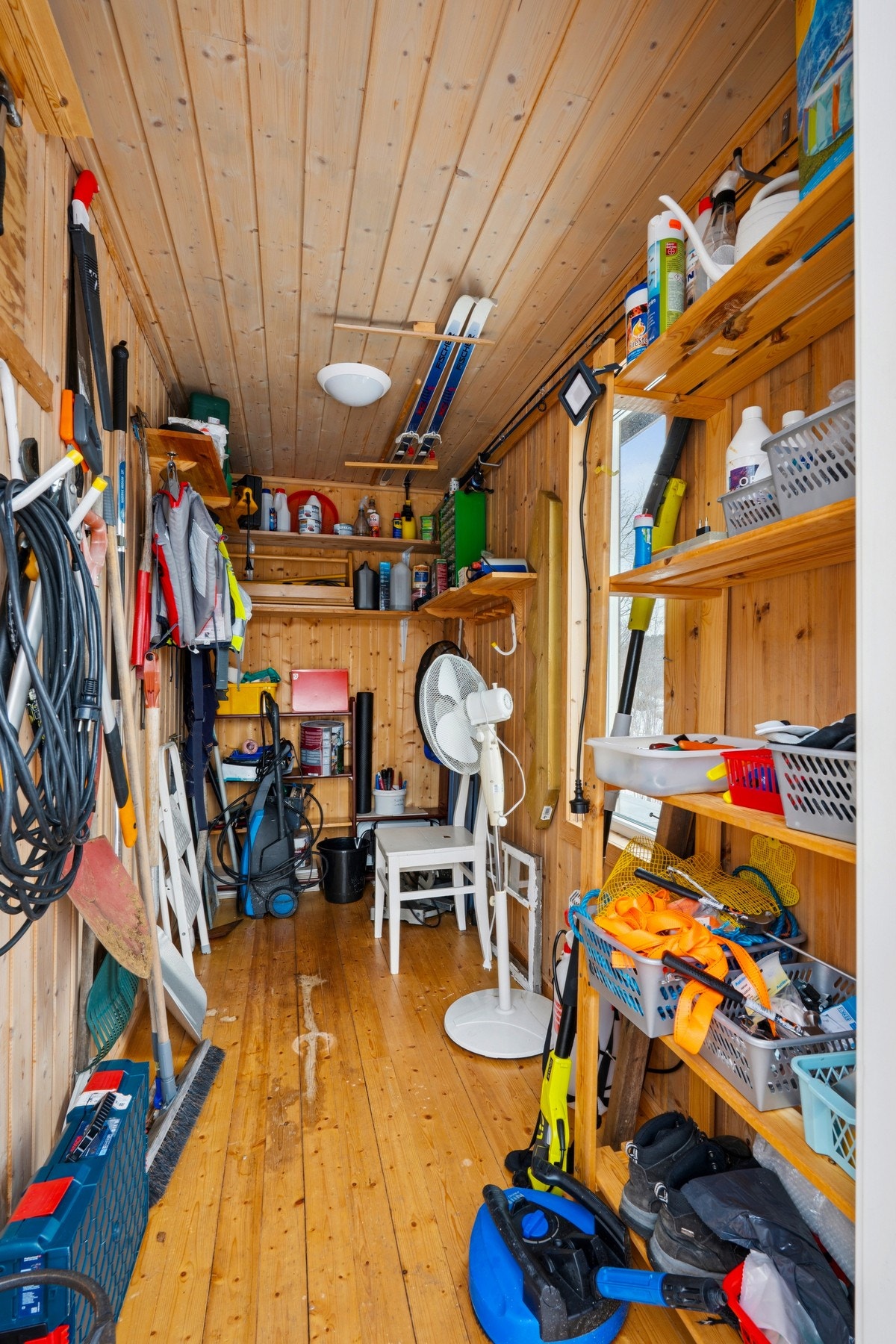 Utstyrsbod i anneks Galleribilde