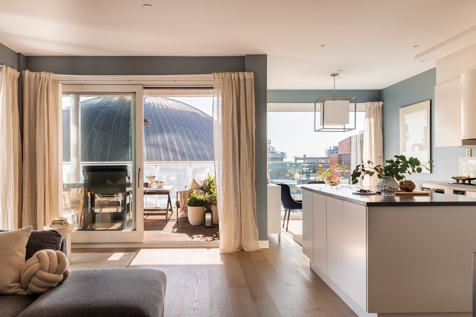 Velkommen til en moderne og stilren 3-roms leilighet som byr på en rekke attraktive kvaliteter. Galleribilde