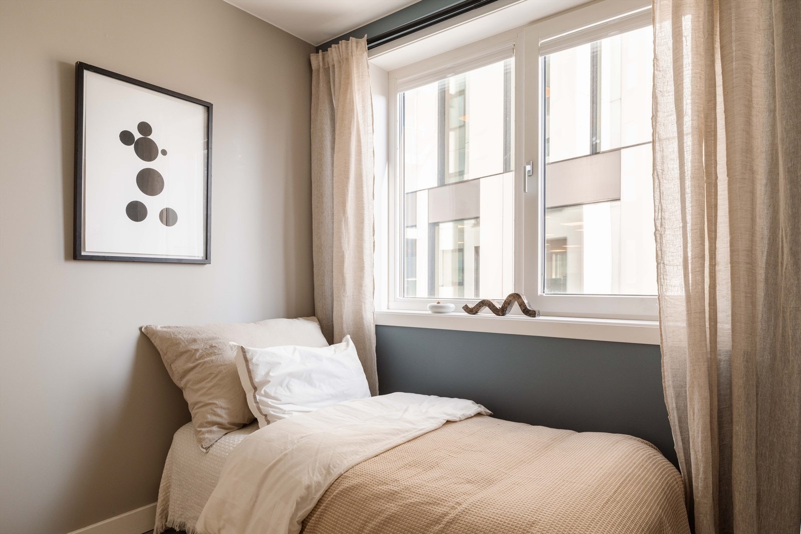 Soverom nummer to er et fleksibelt rom med flere bruksområder. Det egner seg godt som barnerom, gjesterom eller hjemmekontor, avhengig av behov. Galleribilde