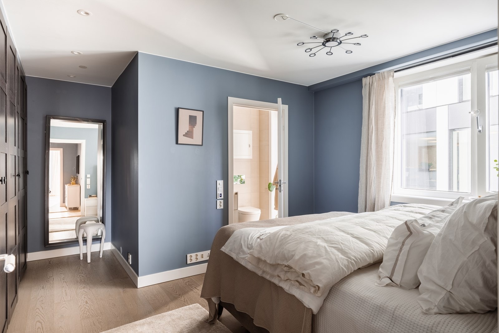 Rommet oppleves som rolig og behagelig, og egner seg godt som en privat sone i boligen. Galleribilde