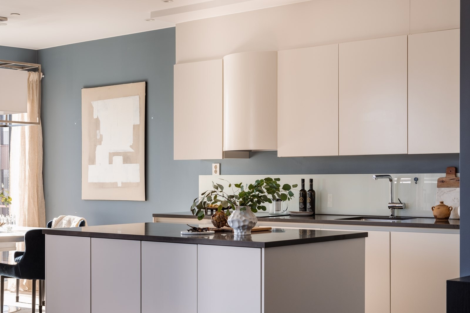 Kjøkkenet er godt utstyrt med opplegg for integrerte hvitevarer, inkludert platetopp, stekeovn, oppvaskmaskin, vinskap samt kombinasjon kjøl/frys. Galleribilde