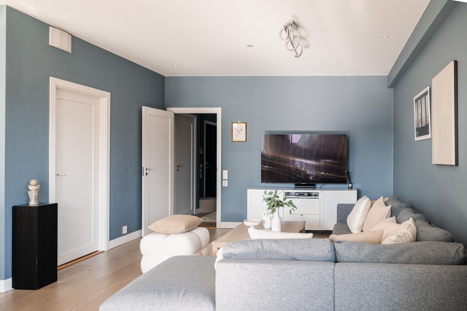 Boligen har en gjennomgående god standard på overflater. Galleribilde