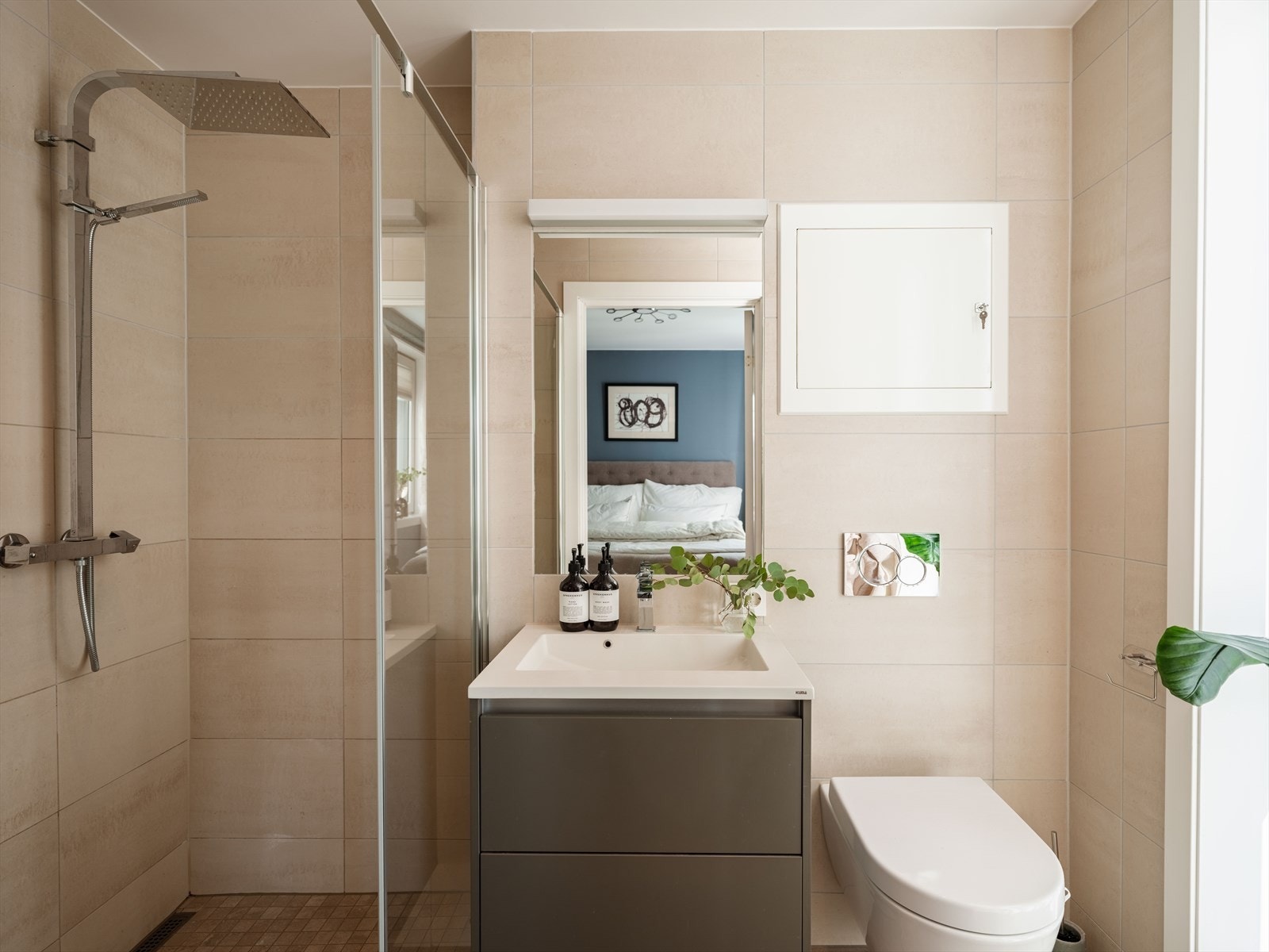 Boligen har også et flislagt bad tilknyttet soveromsavdelingen, noe som gir økt komfort og fleksibilitet, spesielt for familier. Galleribilde