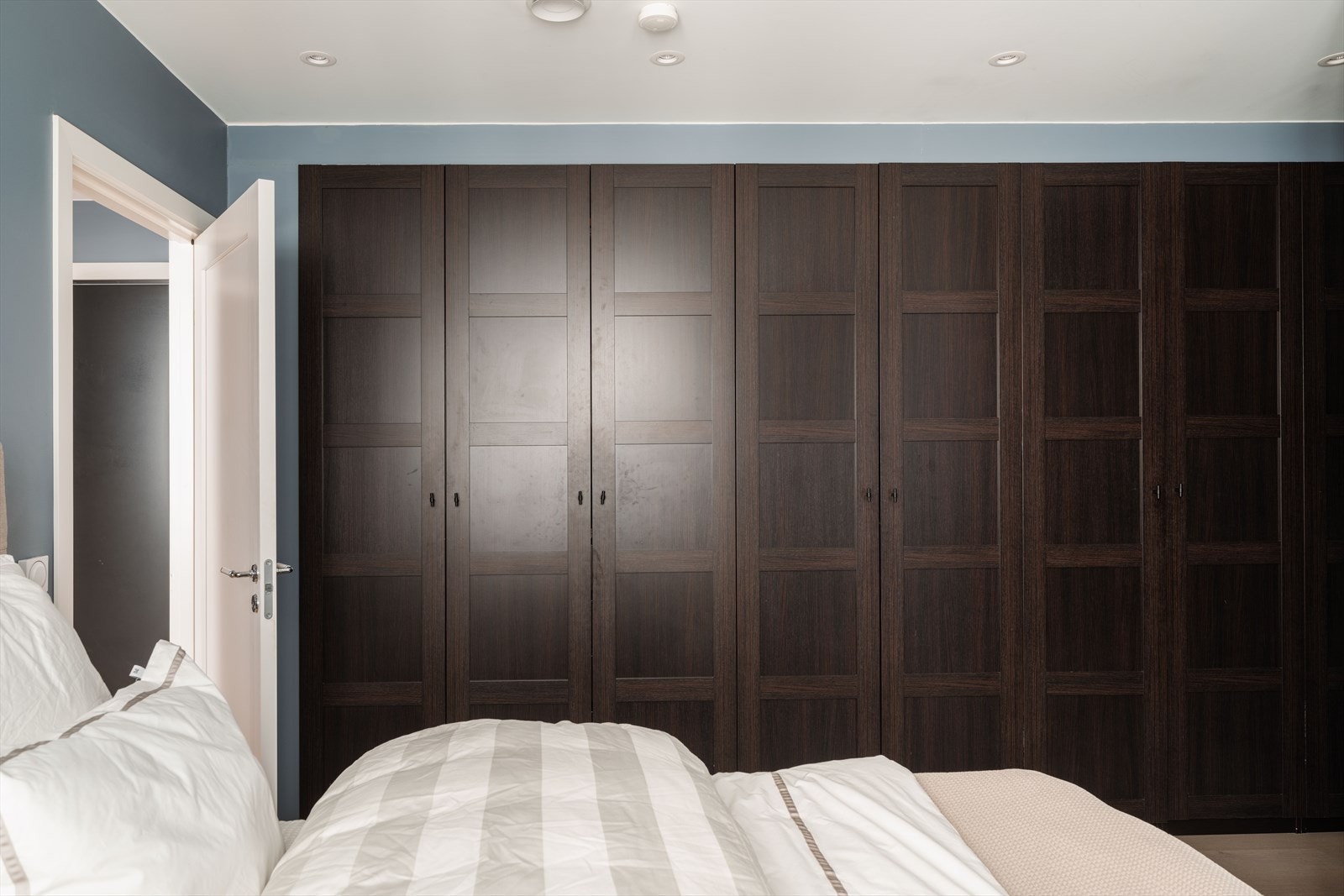 Det er også gode muligheter for garderobeløsning, enten i form av skap eller walk-in-løsning etter behov. Galleribilde