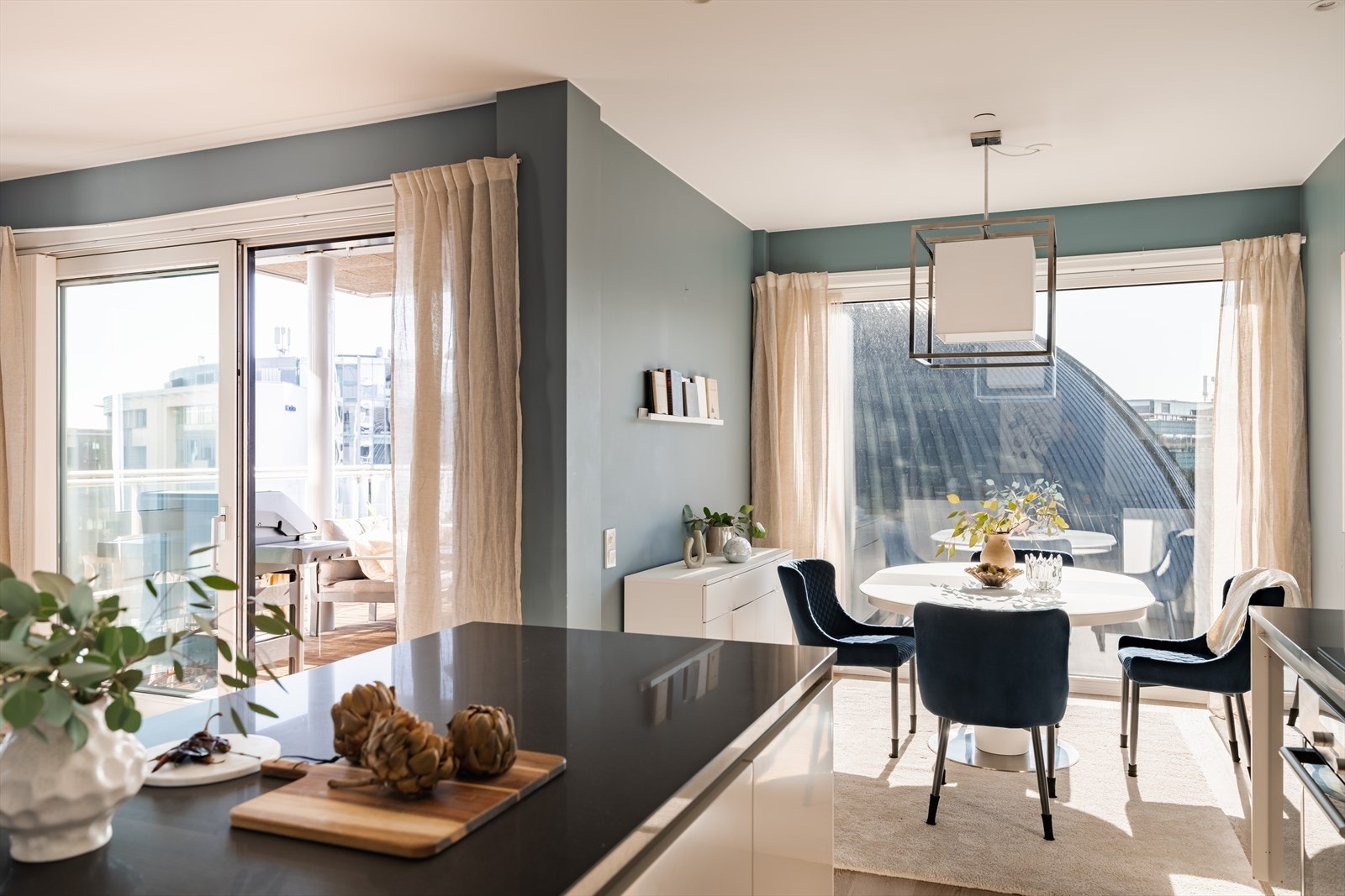 Rommet har svært gode møbleringsmuligheter, med naturlige soner for både sofagruppe og spiseplass. Dette gjør det enkelt å skape et hyggelig og sosialt oppholdsrom for både hverdag og gjester. Galleribilde