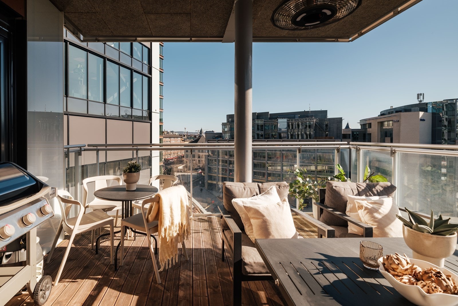 Balkongen gir gode muligheter for utemøblering, med plass til både sittegrupper, grill og beplantning, og innbyr til avslappende stunder utendørs gjennom store deler av året. Galleribilde