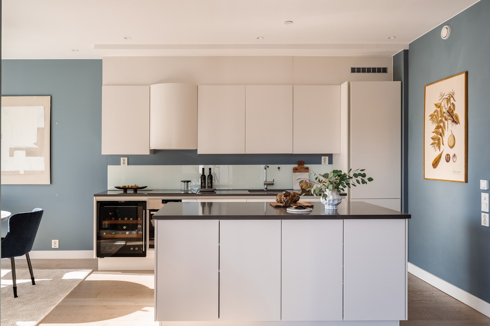 Kjøkkenet er utstyrt med innredning fra HTH fra byggeår, og fremstår som velholdt med en gjennomgående normal standard. Innredningen har moderne, glatte fronter i foliert utførelse som er enkle å holde rene. Galleribilde