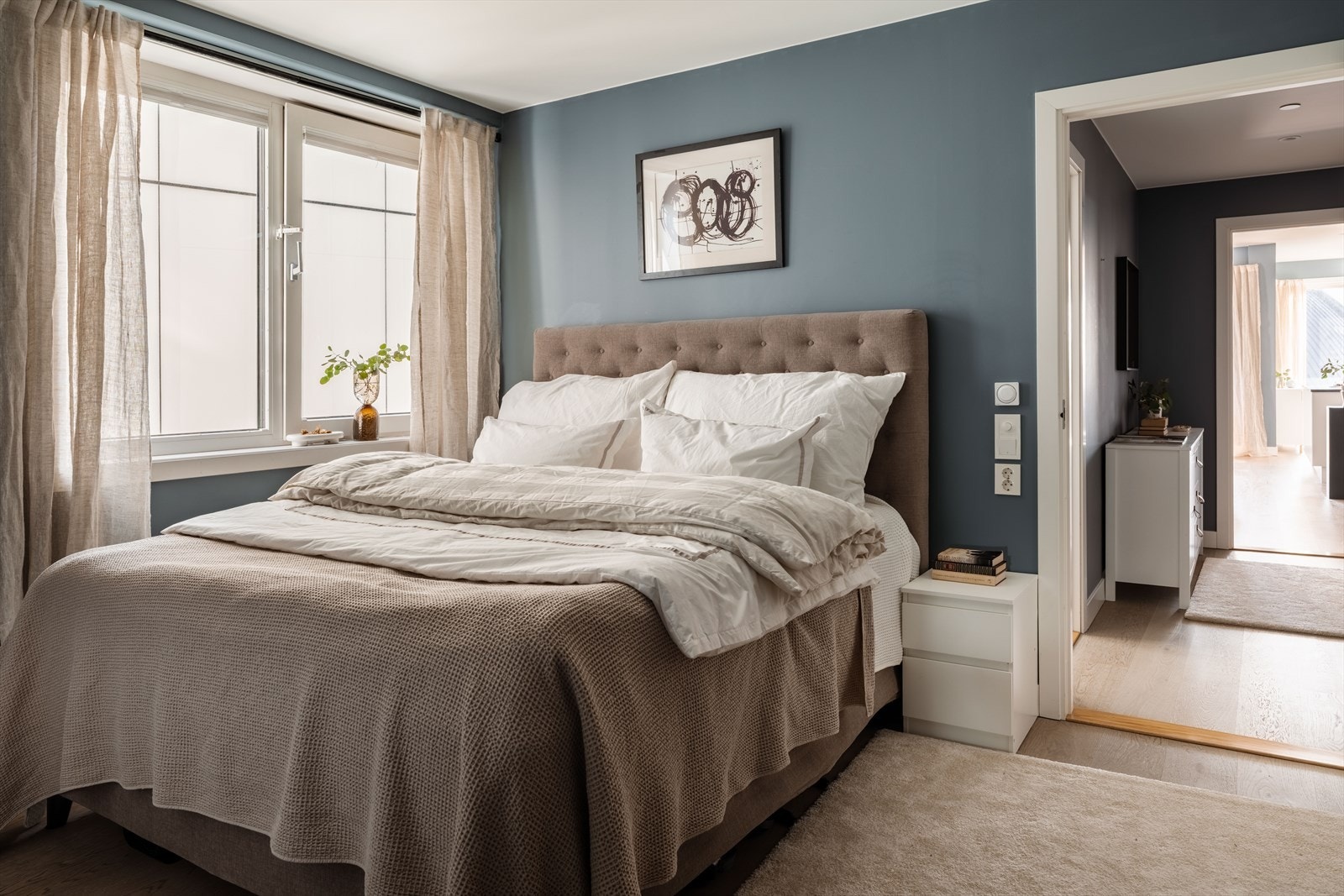 Hovedsoverommet er romslig og har god plass til dobbeltseng med tilhørende nattbord. Galleribilde