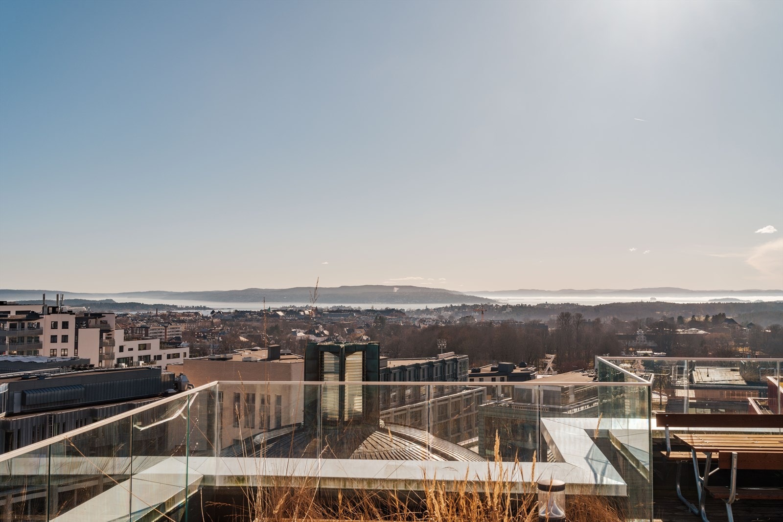 Nydelig utsikt fra felles takterrasse som kan benyttes av beboere. Galleribilde