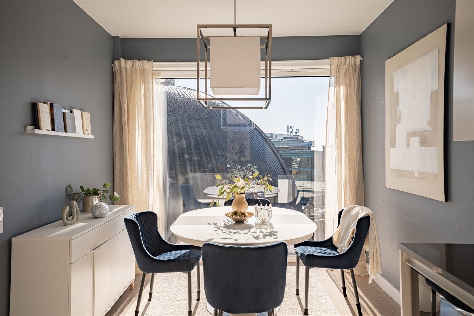 Funksjonell utforming som gjør matlaging både effektiv og trivelig. Galleribilde