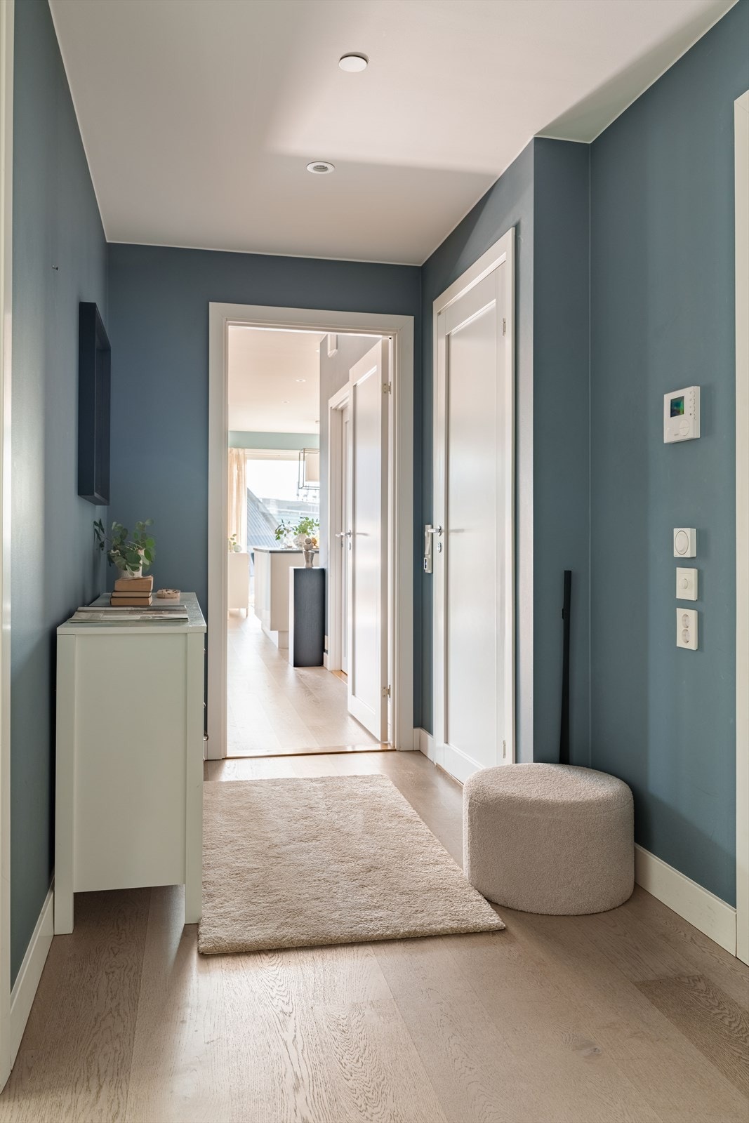 Leiligheten ønsker deg velkommen med en romslig og innbydende entré som gir et godt førsteinntrykk. Galleribilde