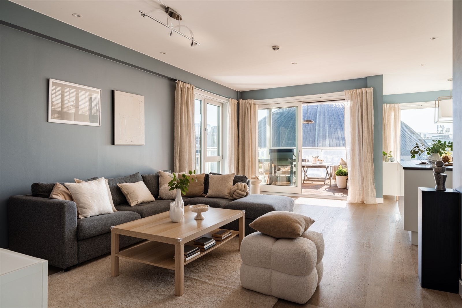 Stuen fremstår som romslig, lys og luftig, med store vindusflater som slipper inn rikelig med naturlig lys. Galleribilde