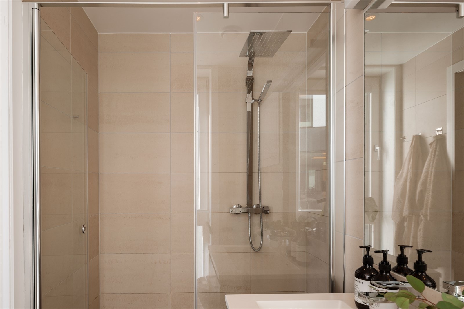 Badet holder en gjennomgående standard fra byggeår og fremstår som praktisk og lettstelt. Galleribilde