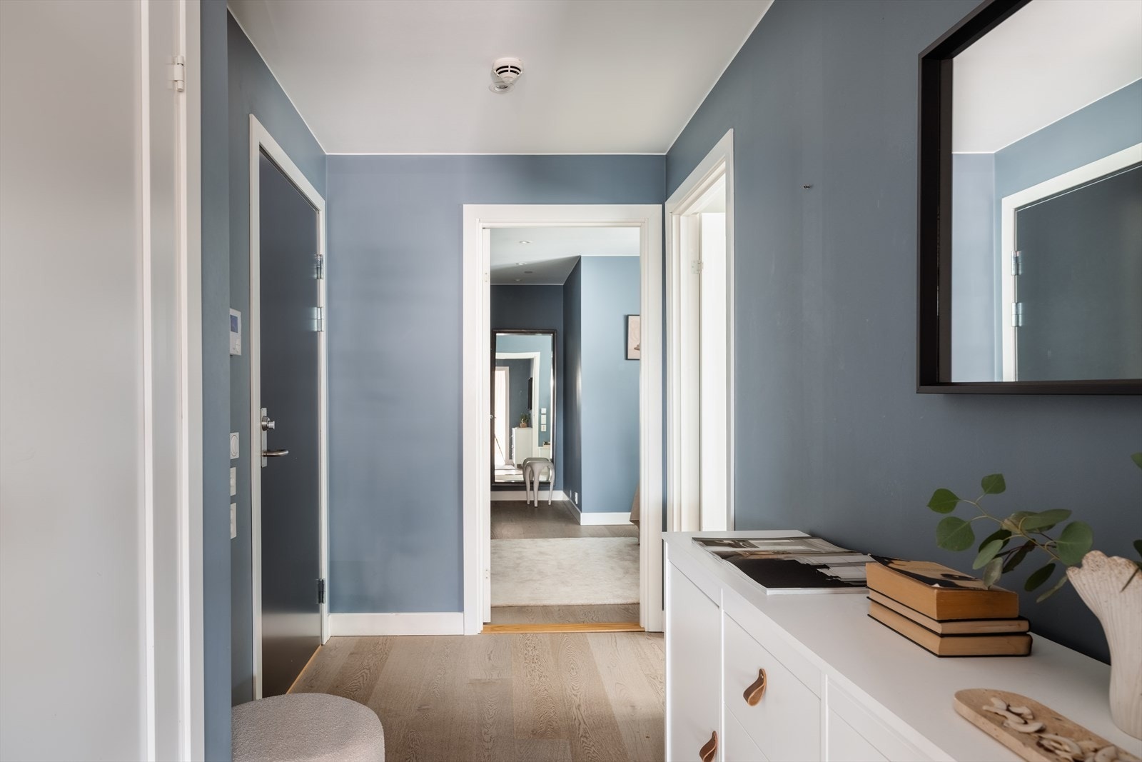 Her er det god plass til oppbevaring av yttertøy, sko og annet tilbehør, enten i garderobeløsning eller frittstående møblement. Galleribilde