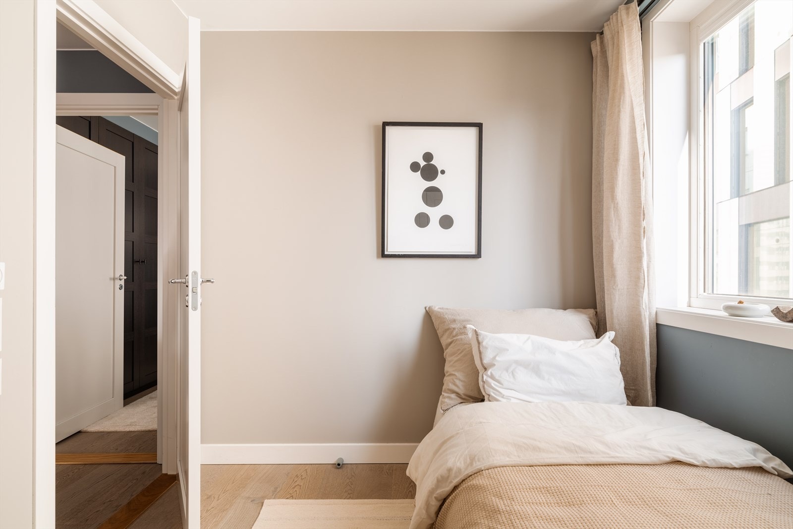 Rommet har en fin størrelse og gode lysforhold. Galleribilde