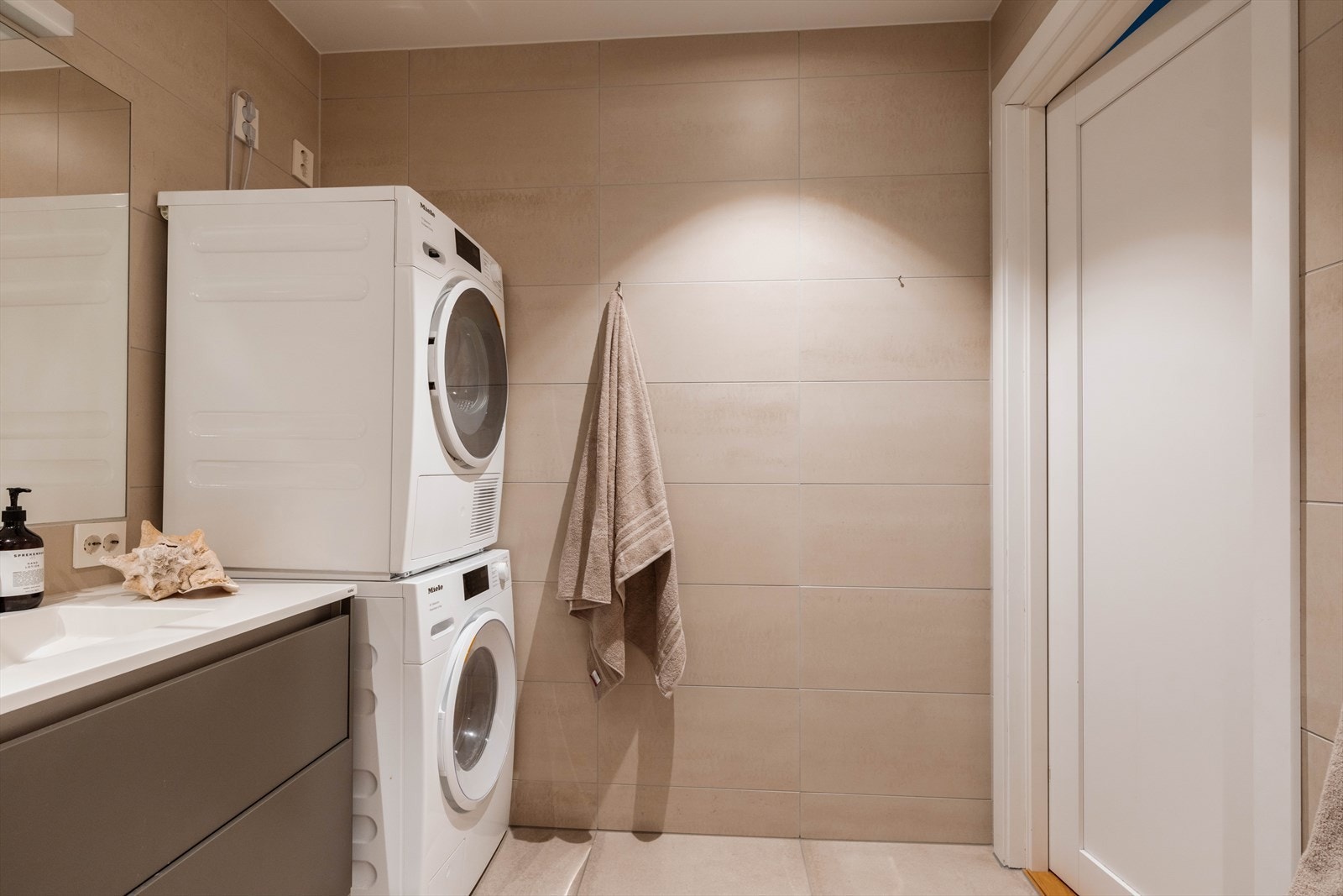 I tillegg er det opplegg for både vaskemaskin og tørketrommel, noe som gjør badet svært funksjonelt i hverdagen. Vaskemaskin og tørketrommel medfølger ikke handelen. Galleribilde