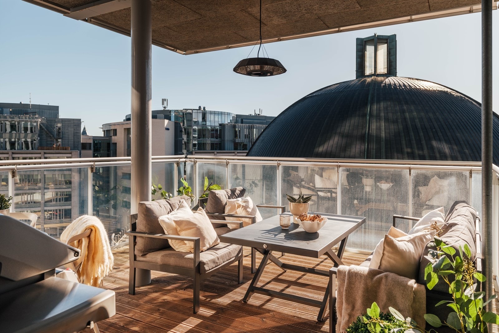 Fra stuen er det direkte utgang til en romslig balkong på ca. 18,3 m², oppført i solid stål- og betongkonstruksjon. Galleribilde