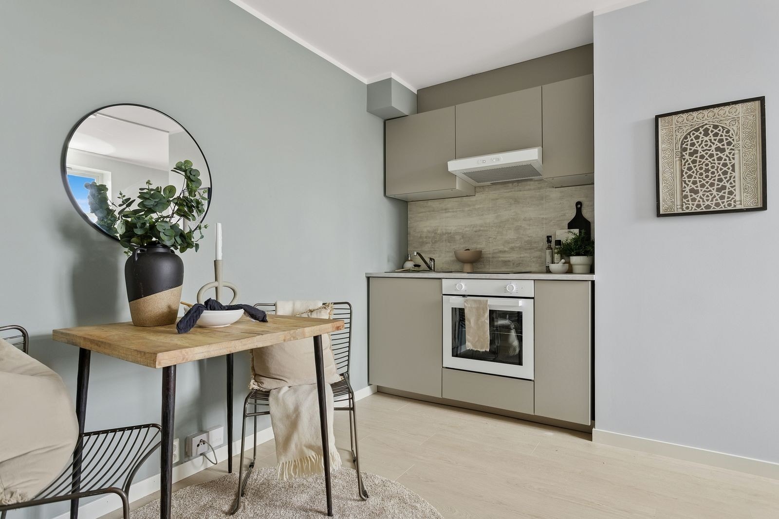 Kjøkken med vask, koketopp, stekeovn og ventilator. Galleribilde