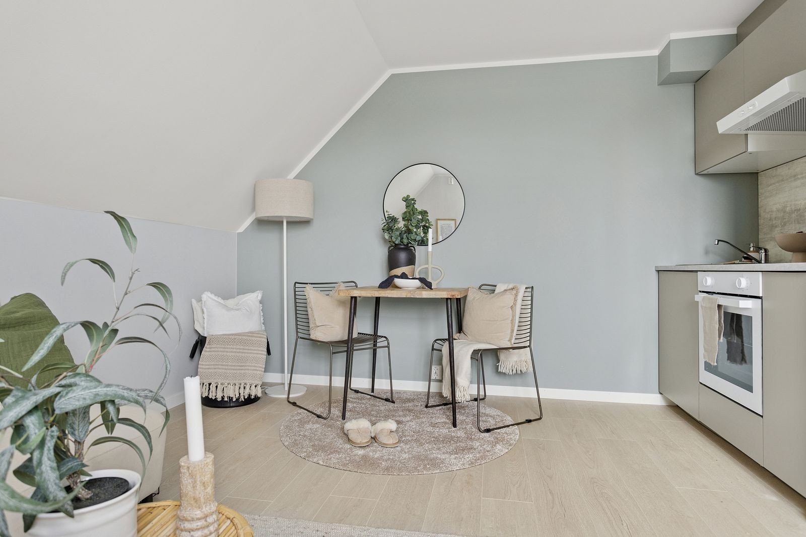 Stuen er malt i moderne og lekre fargetoner. Galleribilde