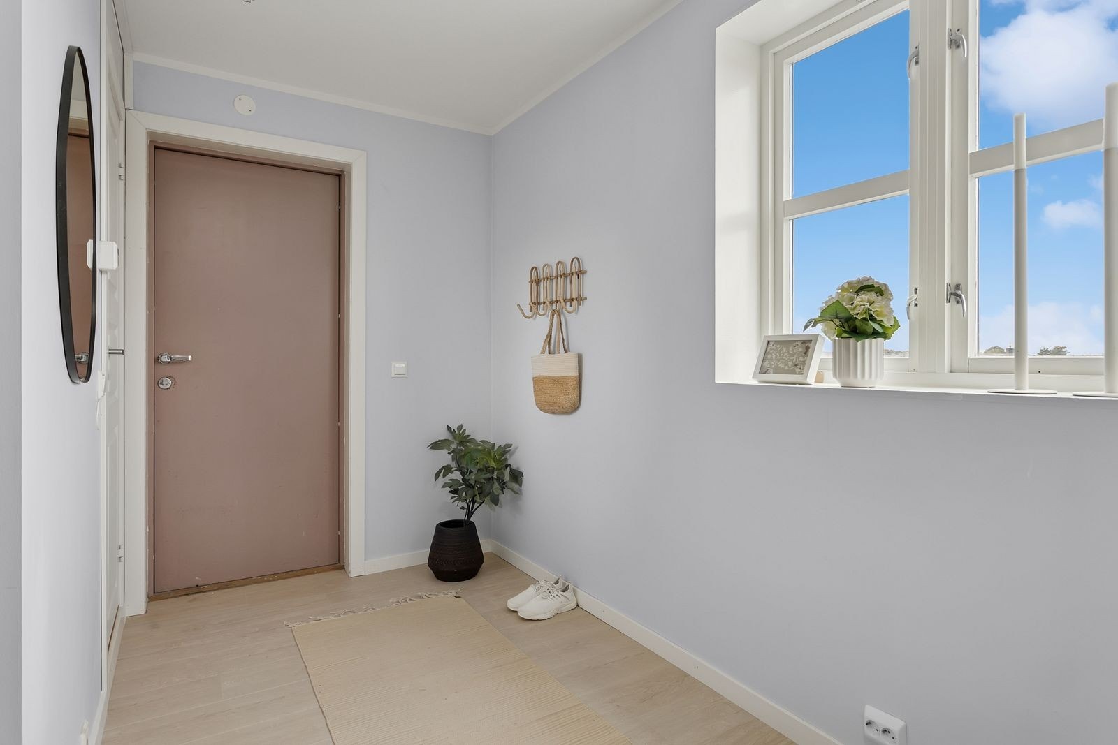 Romslig entré med plass til klesoppheng. Galleribilde