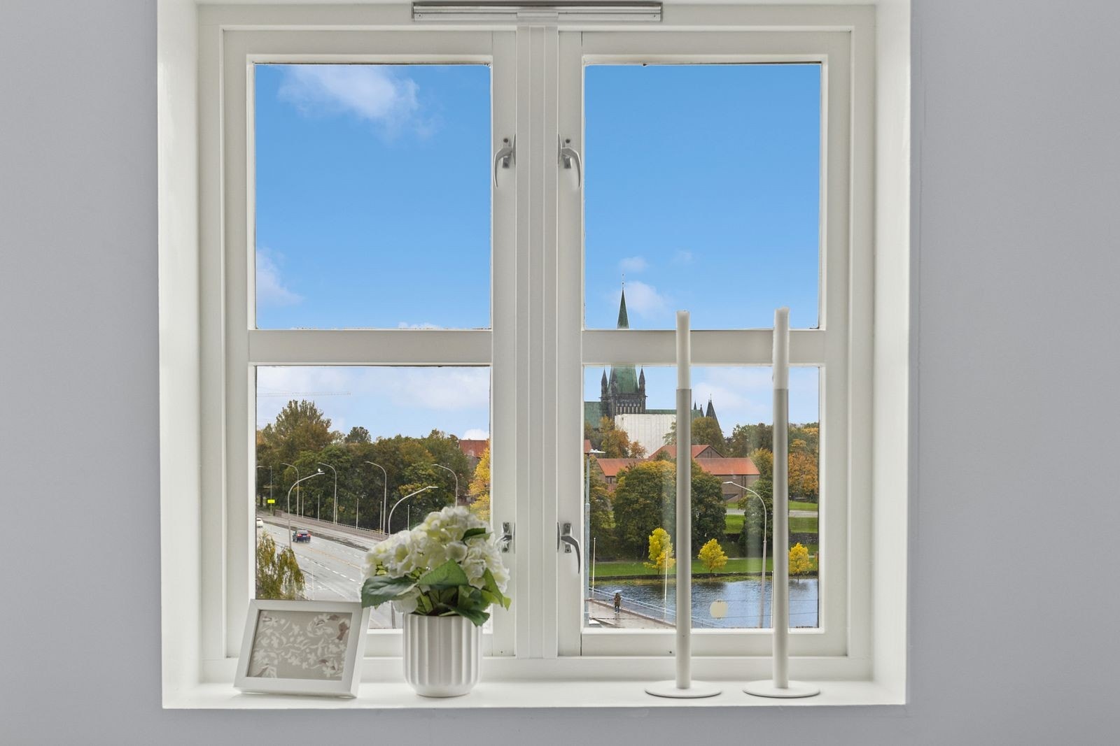 Fra vinduet for du naturlig lysinnslipp Galleribilde