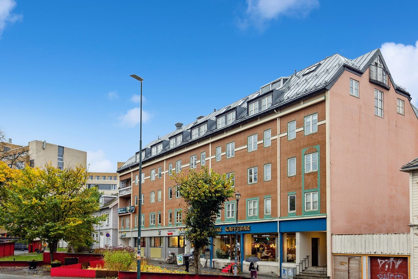 Sokkeletasjen på bygget huser både søndagsåpen butikk og kaffebar. Galleribilde