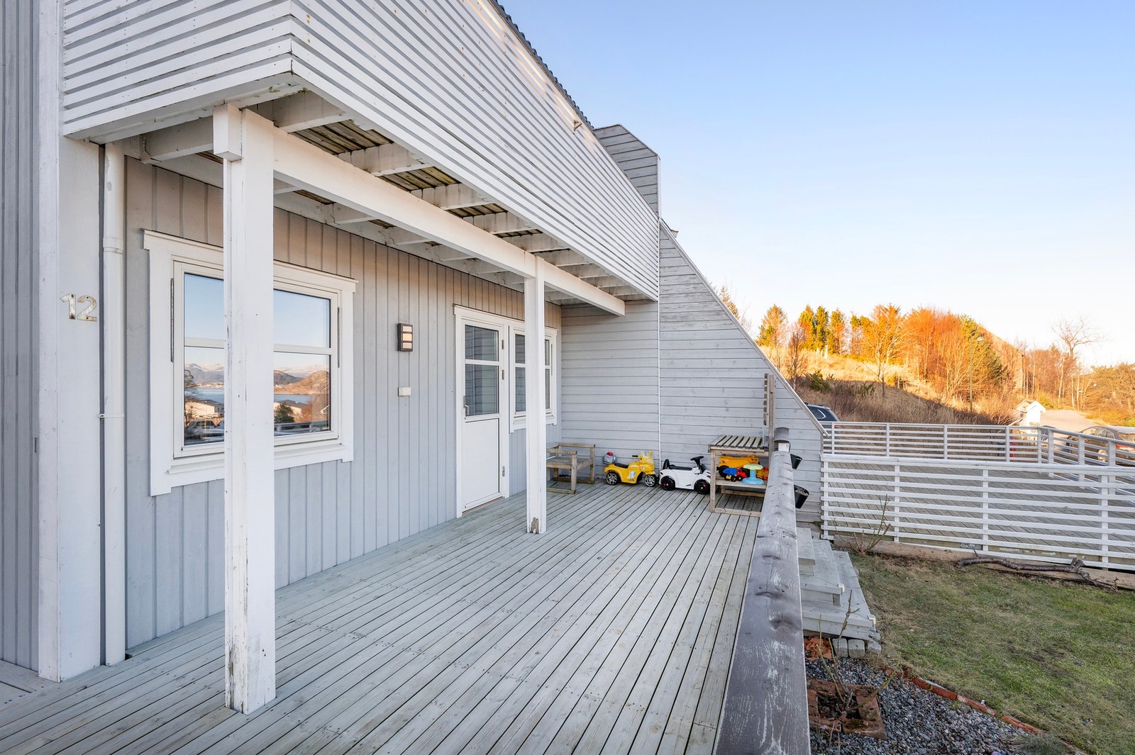 Romslig vertikaldelt tomannsbolig fra 2011 med flotte uteområder Galleribilde