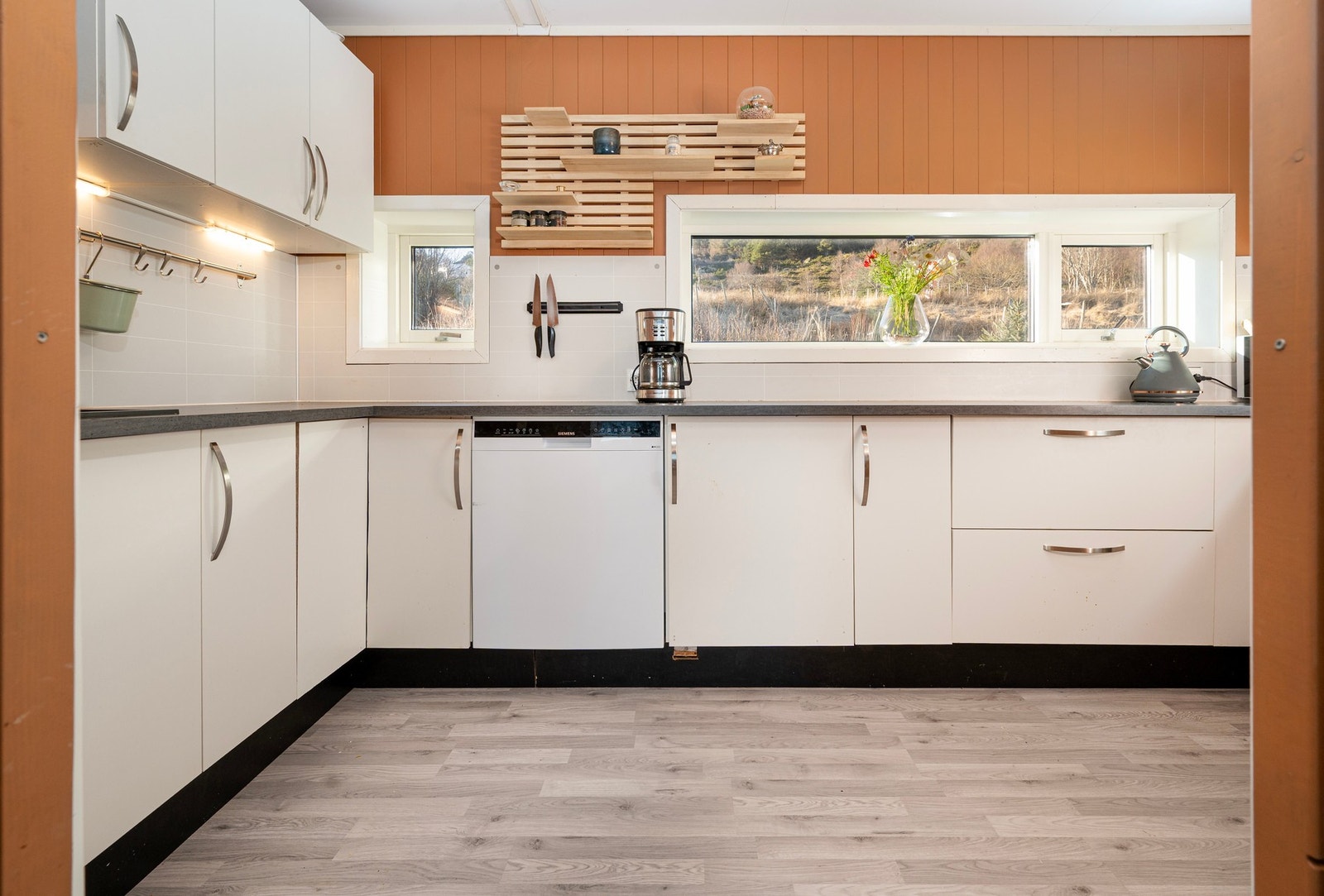 Her har du godt med både skap- og benkeplass! Galleribilde