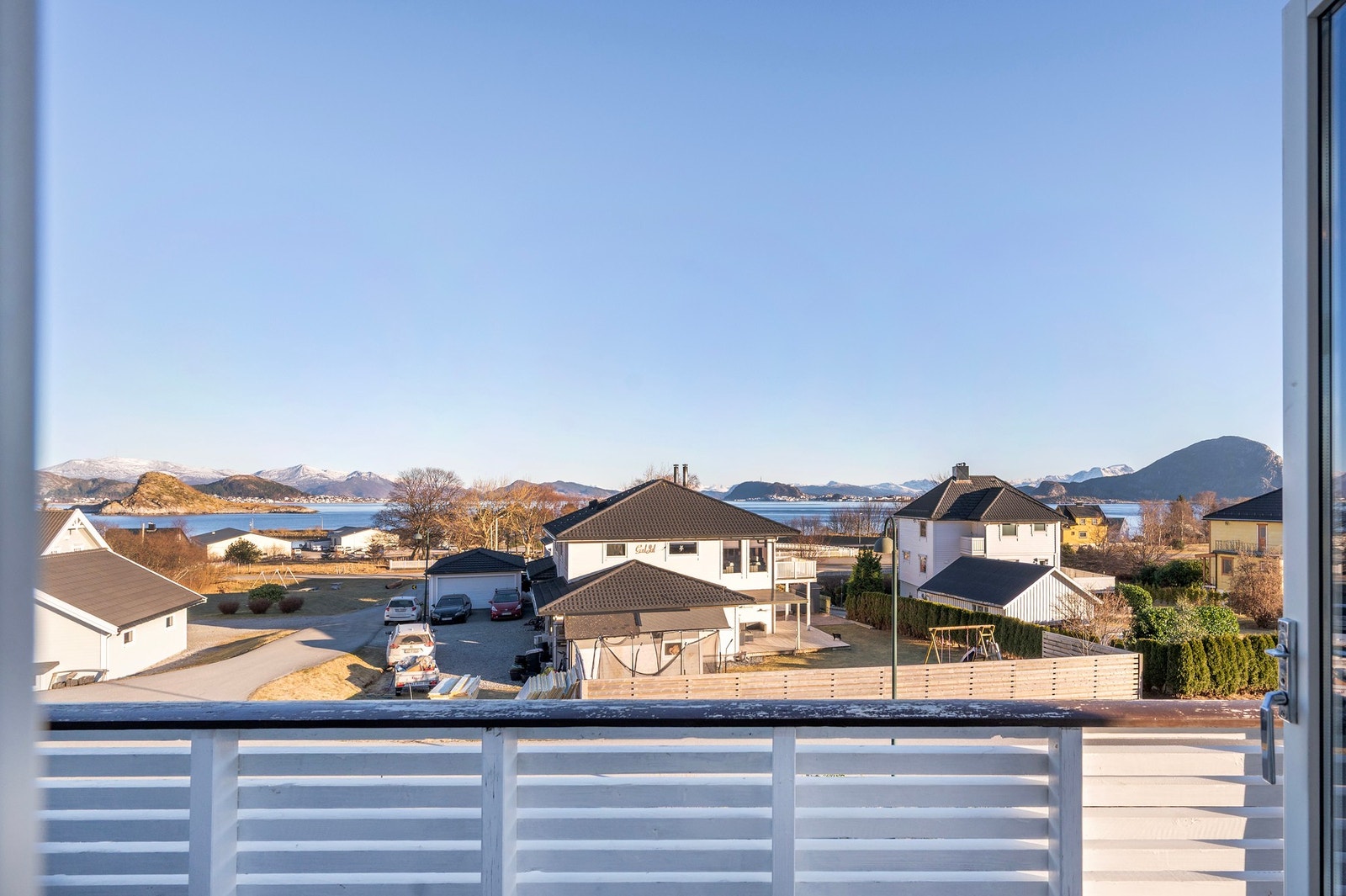 Boligen ligger fint til i terrenget med gode sol og utsiktsforhold. Galleribilde