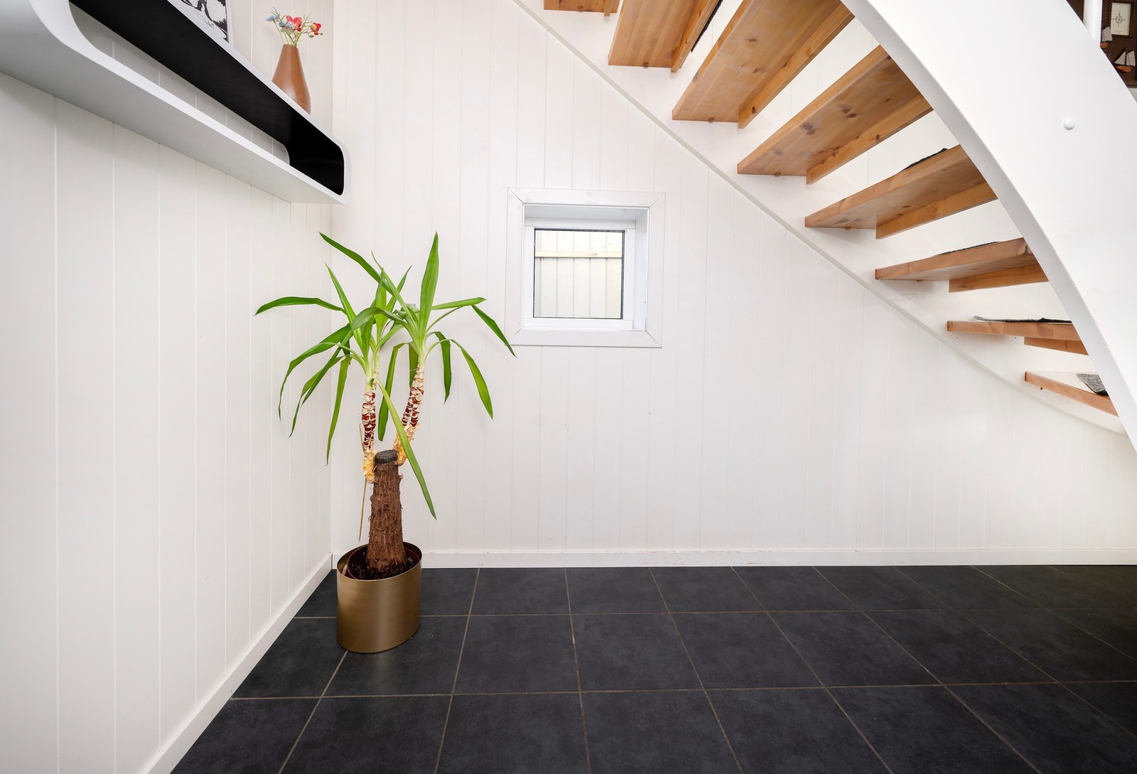 Her er det mulig å lage oppbevaringsplass under trappen. Galleribilde