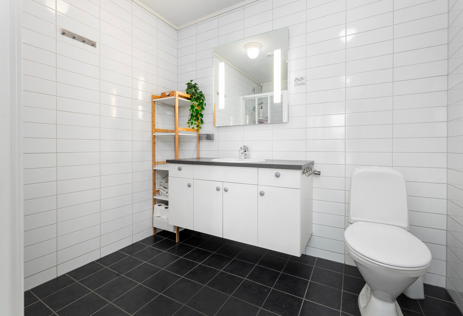 Romslig baderom med elektriske varmekabler. Galleribilde