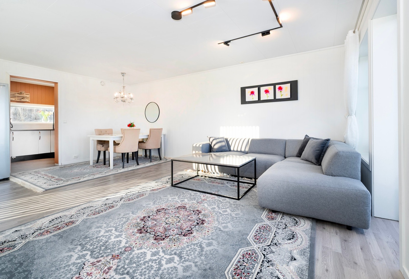 Stuen er romslig og har god plass. Galleribilde