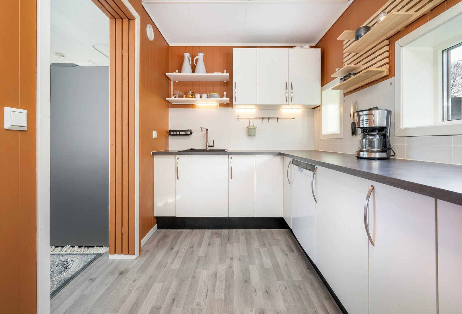 Innredningen er utstyrt med integrert komfyr og med platetopp i benkeplaten. Galleribilde