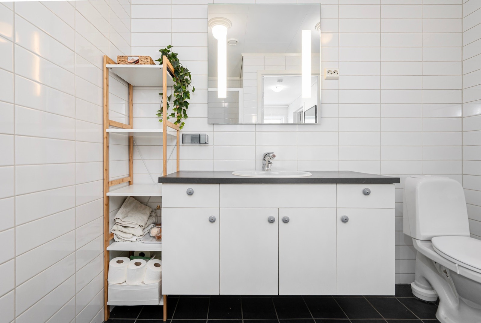 Godt med oppbevaringsplass i baderomsinnredningen. Galleribilde