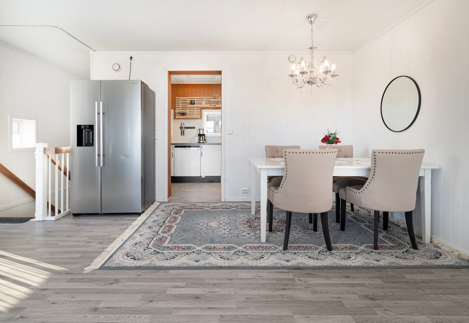 Fra stuen er det adkomst inn til kjøkkenet. Galleribilde