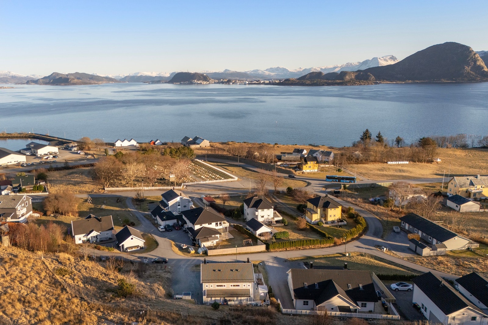 Her bor du i et etablert område med i all hovedsak eneboliger og tomannsboliger i nærmiljøet. Galleribilde