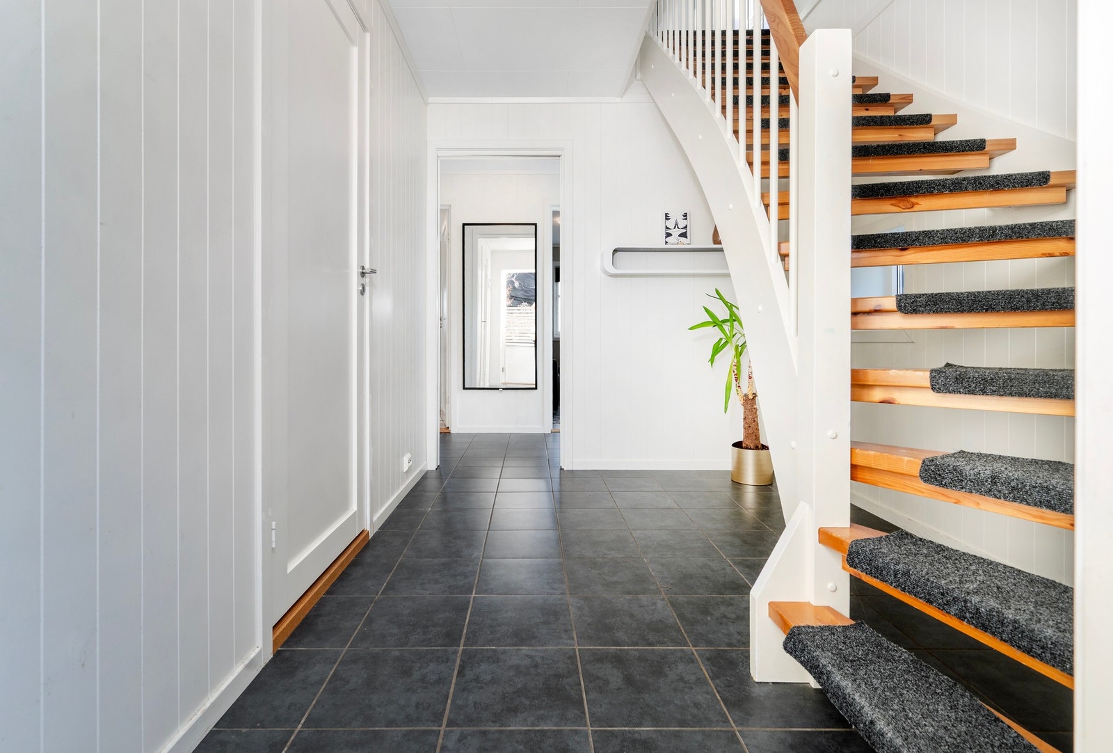 .. vi tar turen ned til 1. etasje. Galleribilde