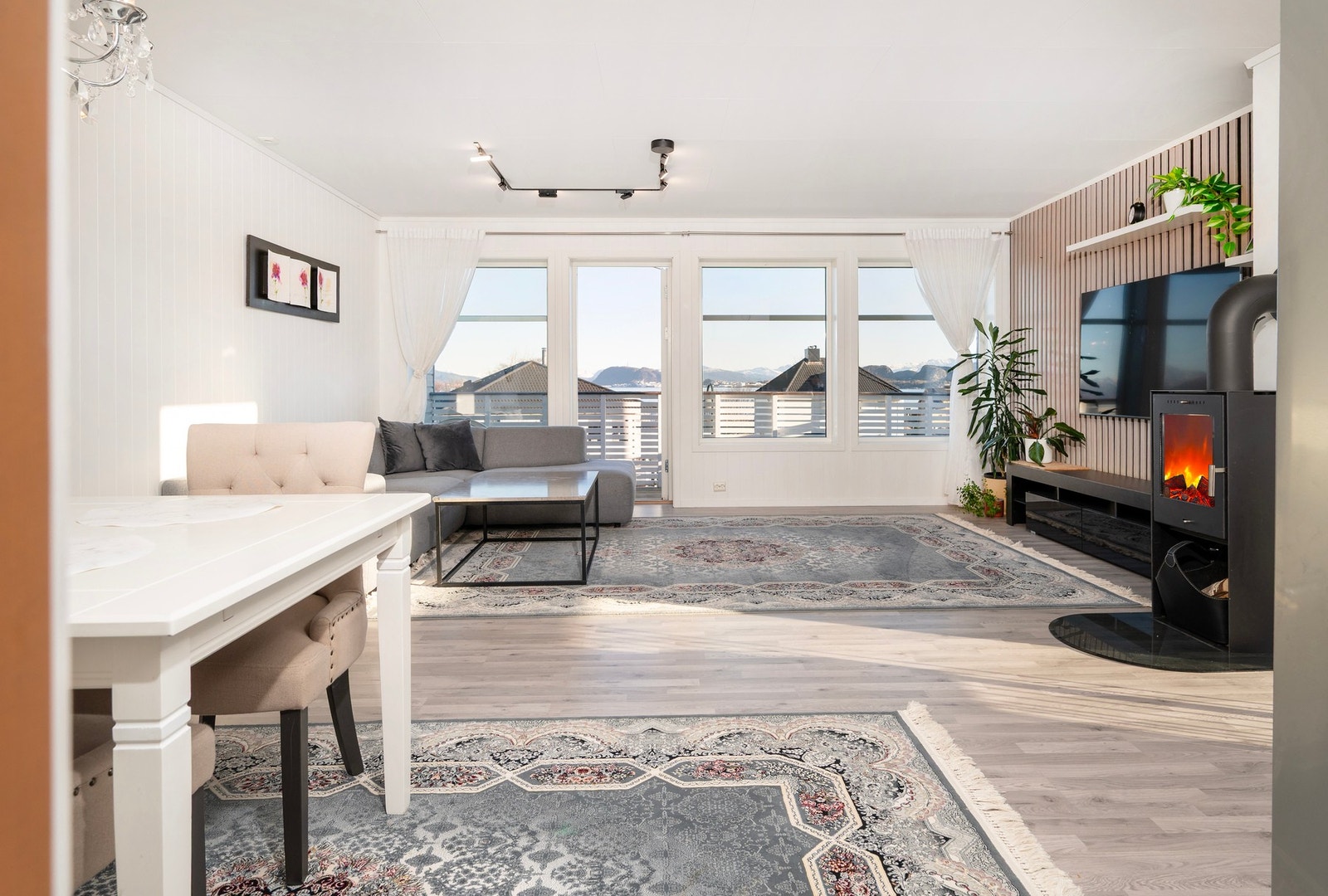 En moderne tomannsboligen over to plan, oppført i 2011. Galleribilde