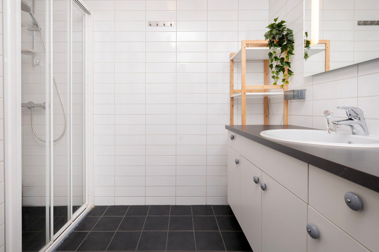 Fliser på gulv og vegger. Galleribilde