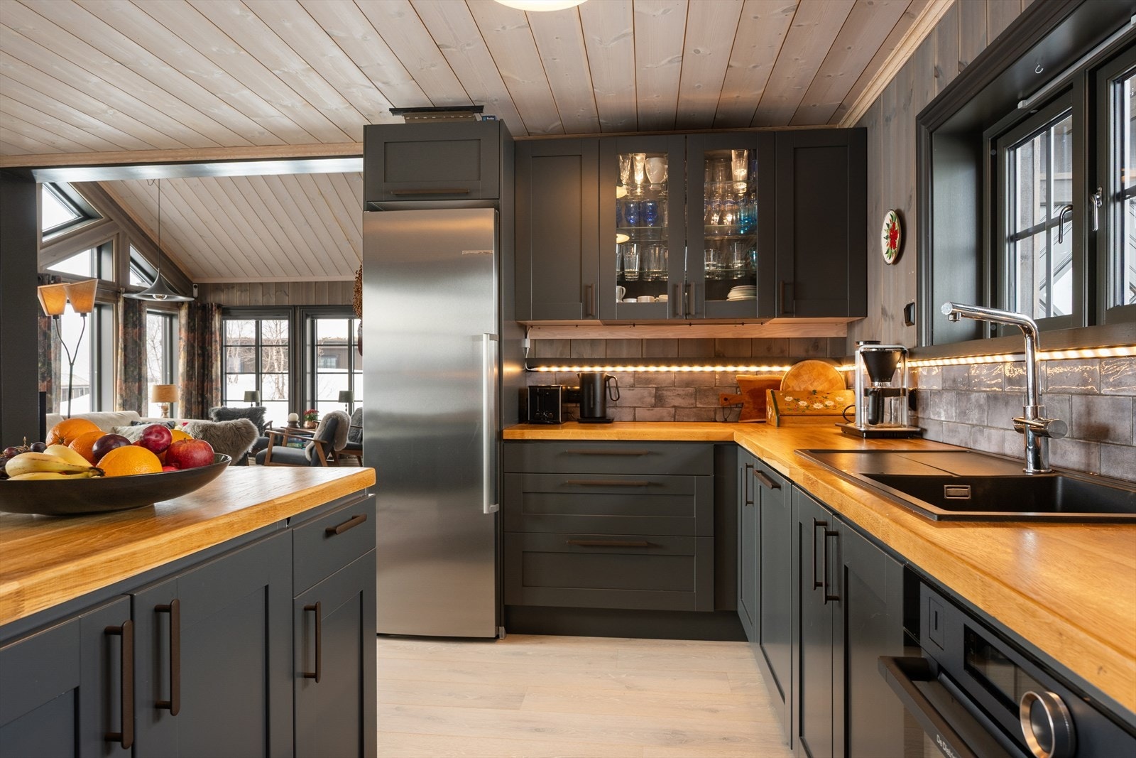 Kjøkkenet er utstyrt med hvitevarer av høy kvalitet. Miele platetopp (80 cm), to stk De Dietrich stekovner og Grohe Blue Home med kjøling av drikkevann og kullsyre! Kjøleskap, oppvaskmaskin og ventilator med utlufting. Galleribilde