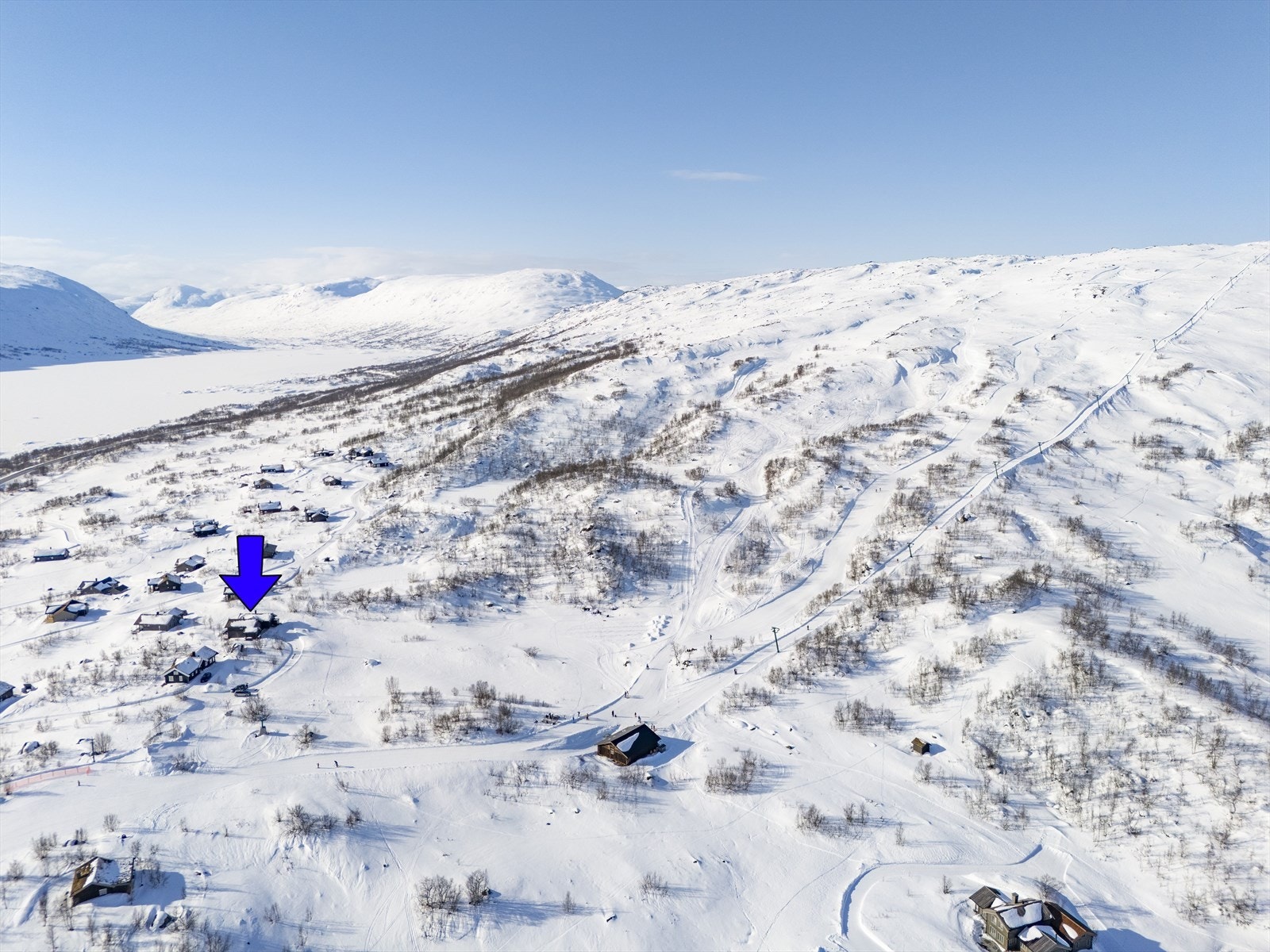 Hytta ligger like ved alpinanlegget på Grotli. Her er det flere nedfartsløyper. Galleribilde