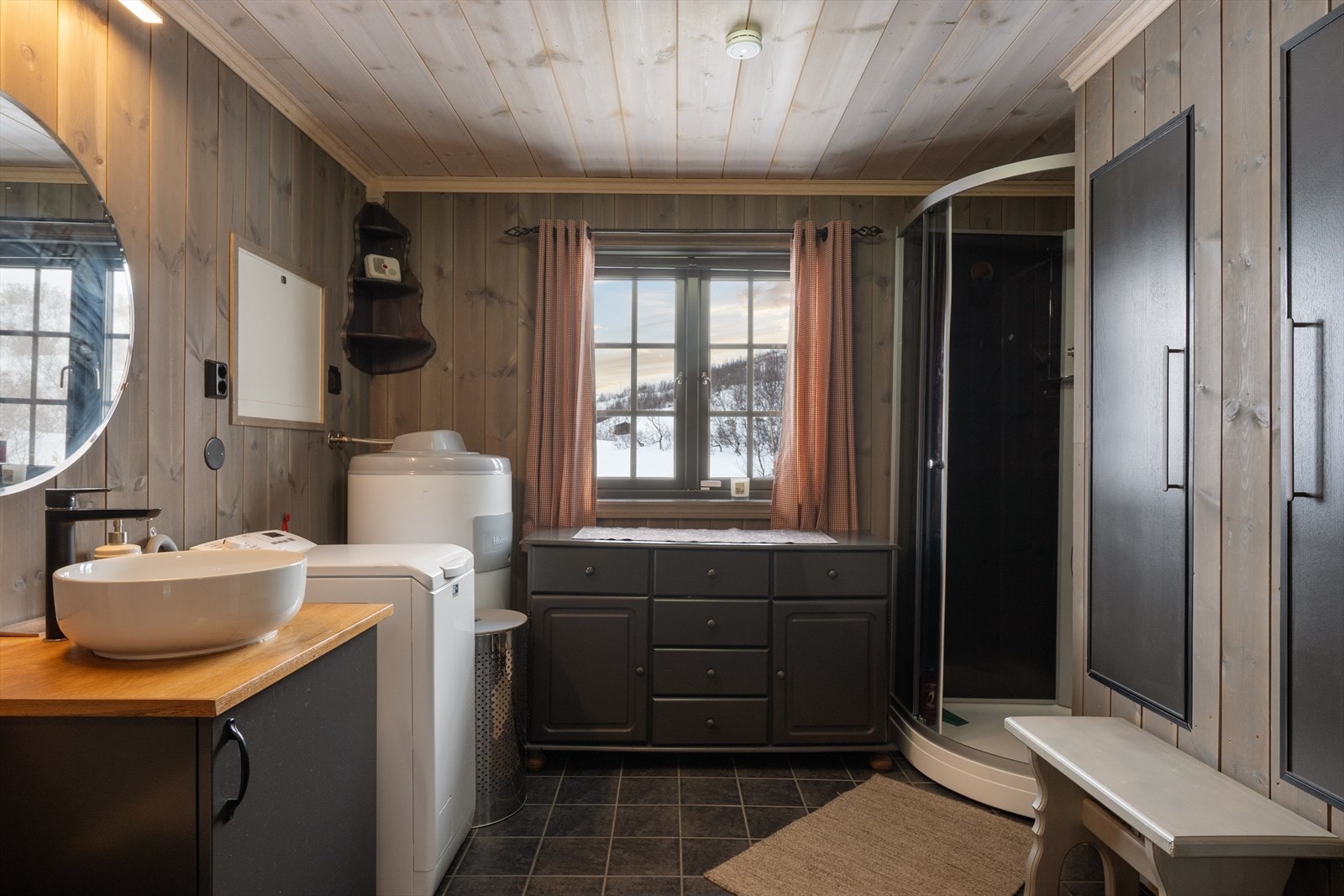 Her er badet/vaskerommet med adgang fra entréen. Dette rommet fungerer også som teknisk rom. Galleribilde