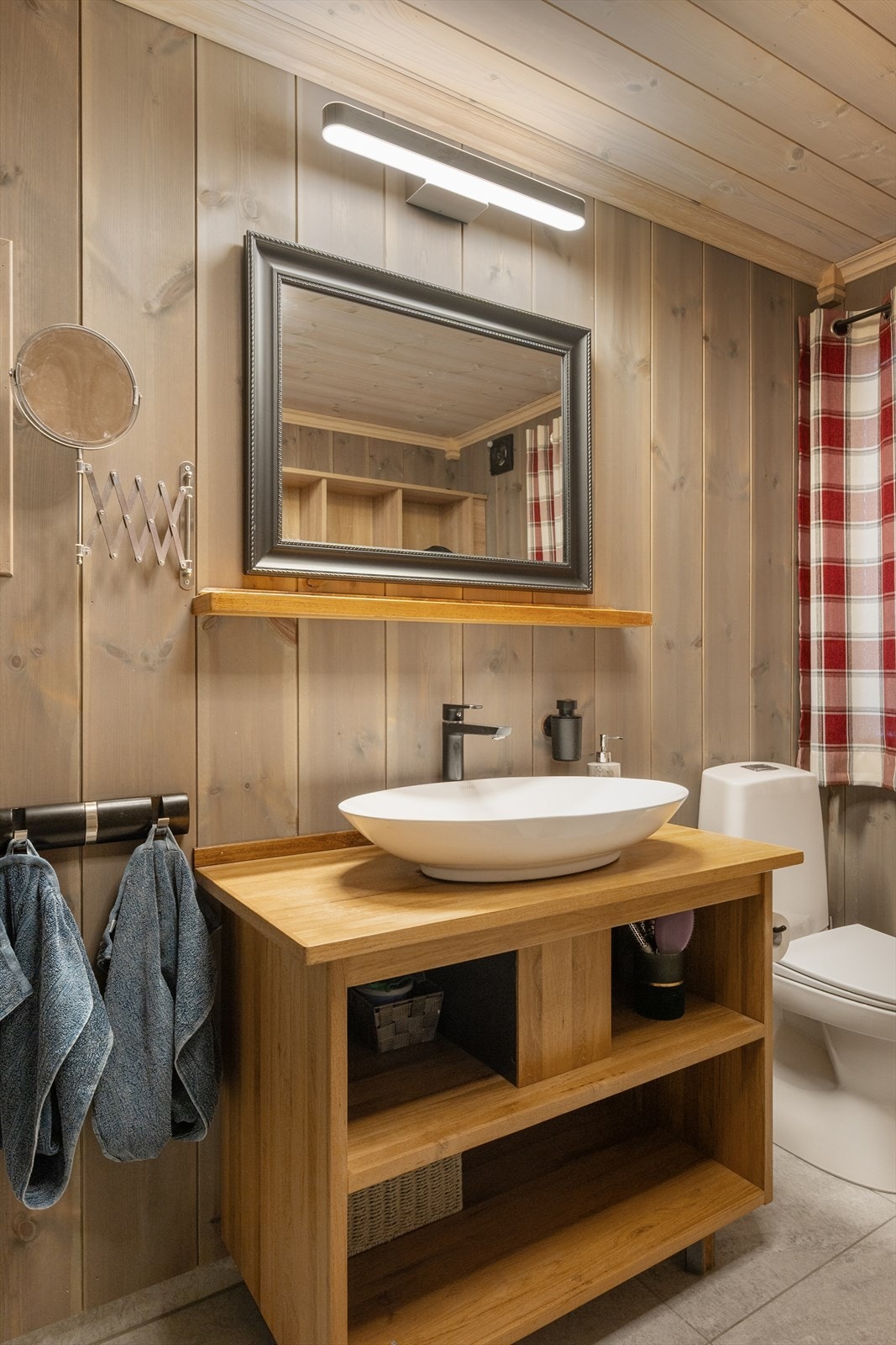 Baderomsinnredningen har en stilren servant. Faste lamper er Philips Hue med fjernbetjening og dim. Galleribilde